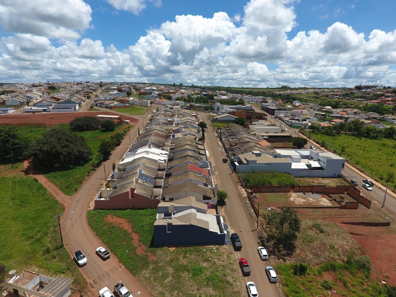 Vista aérea do Residencial Diamante e do bairro ao redor, em Coromandel (MG)