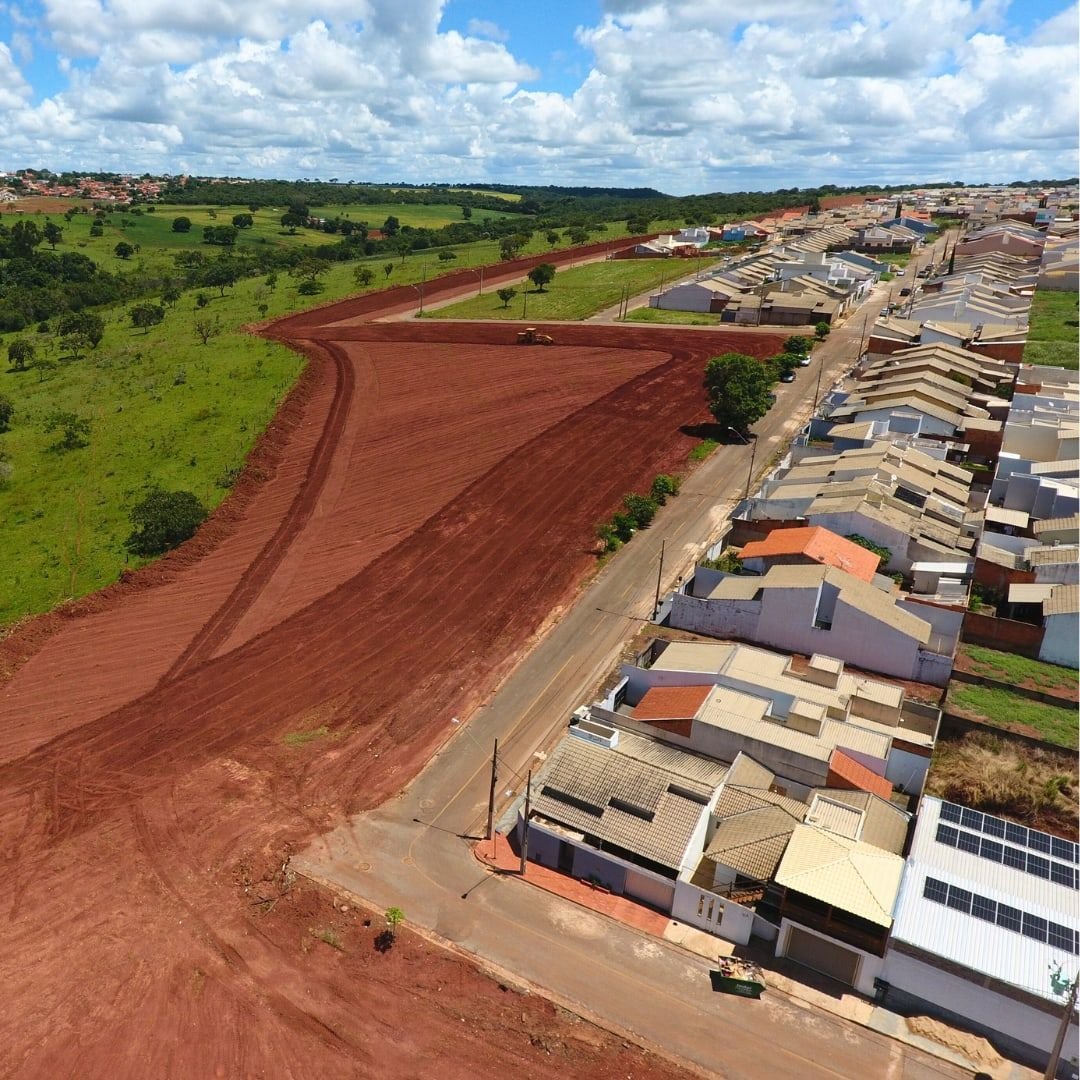 Rua de terra do Residencial Diamante ao lado de casas já construídas