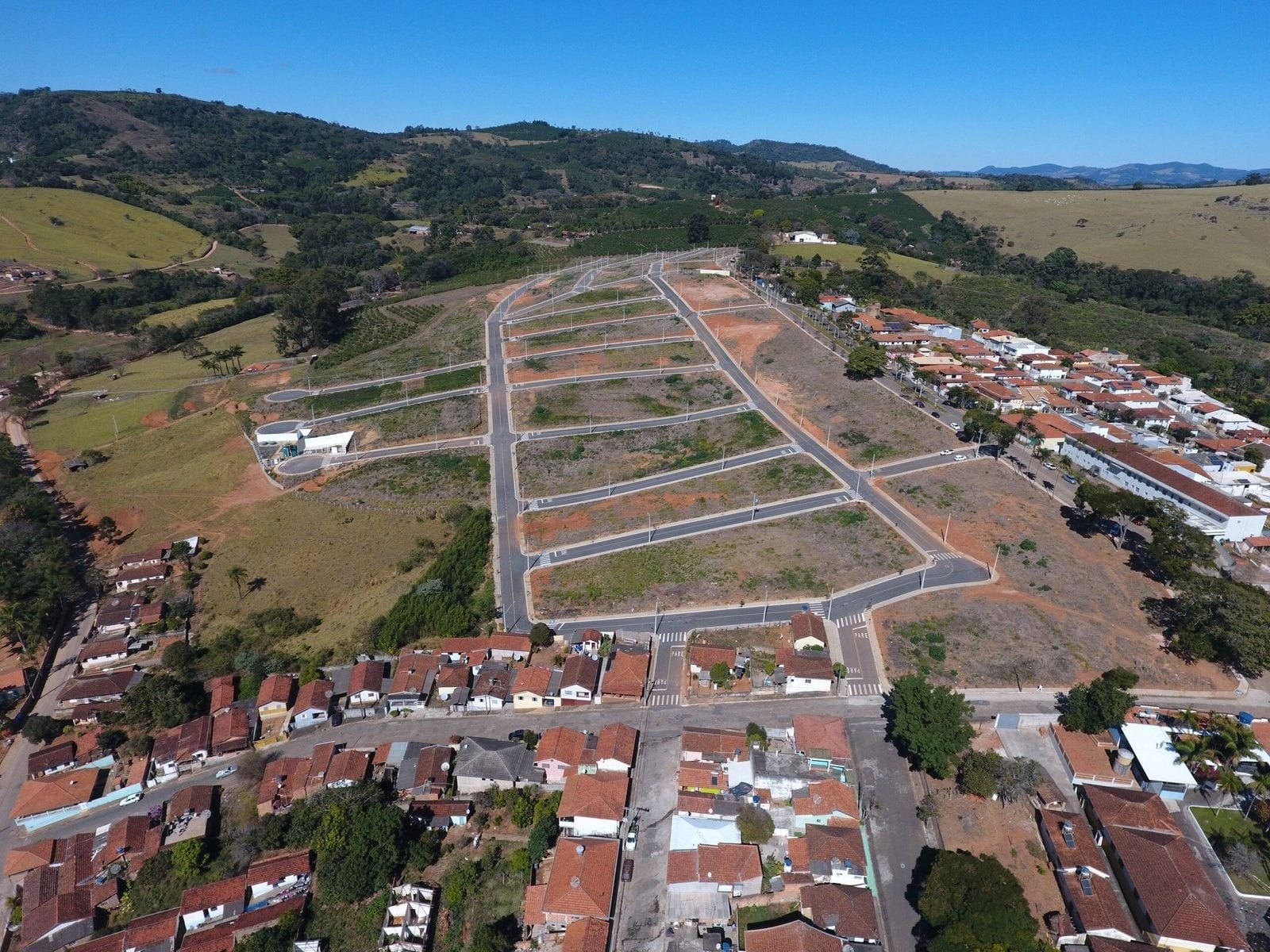 Quadras dos loteamentos vistas do alto, com a cidade ao redor