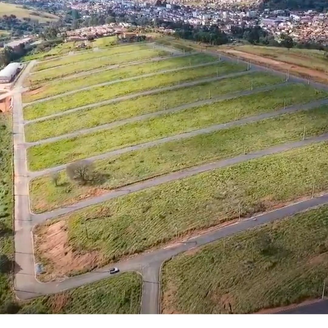 Quadras do empreendimento em declive, com a cidade ao fundo