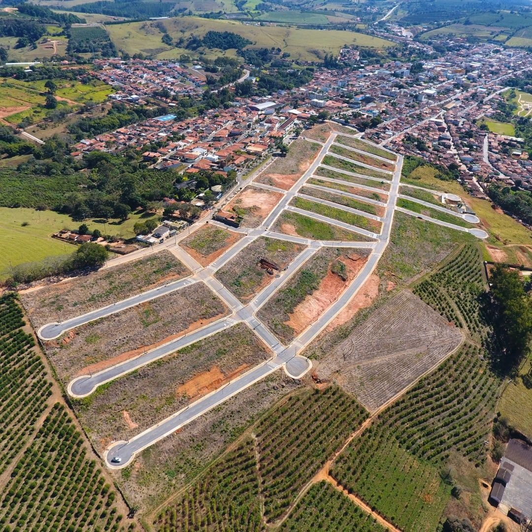 Ruas dos loteamentos em Botelhos entre plantações e a cidade